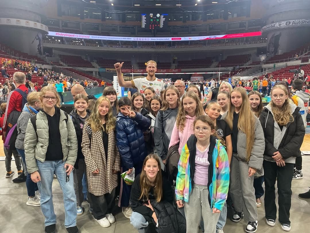 Grupa młodych siatkarek i siatkarzy na meczu profesjonalnej ligi